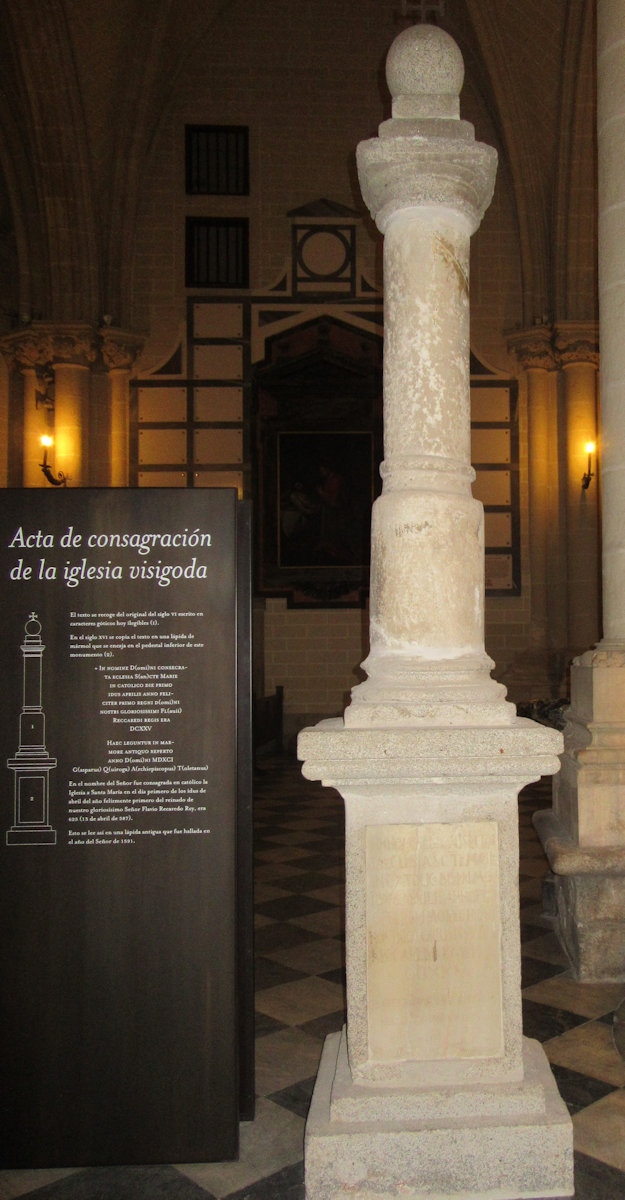 Weihestein der ersten Kathedrale in Toledo mit westgotischer Inschrift von 625, ins Lateinische übersetzt 1591, in der Kathedrale in Toledo