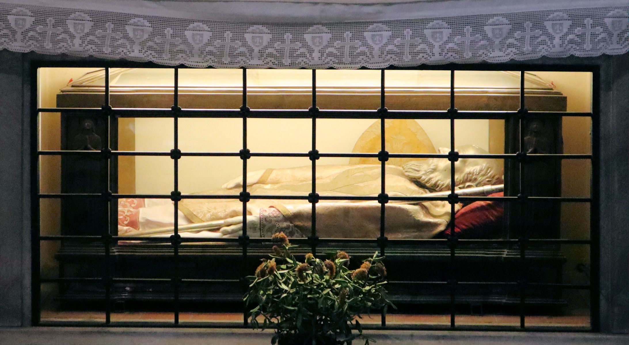 Altar mit Liegefigur von Eupilius in der Kirche Sant'Abbondio in Como