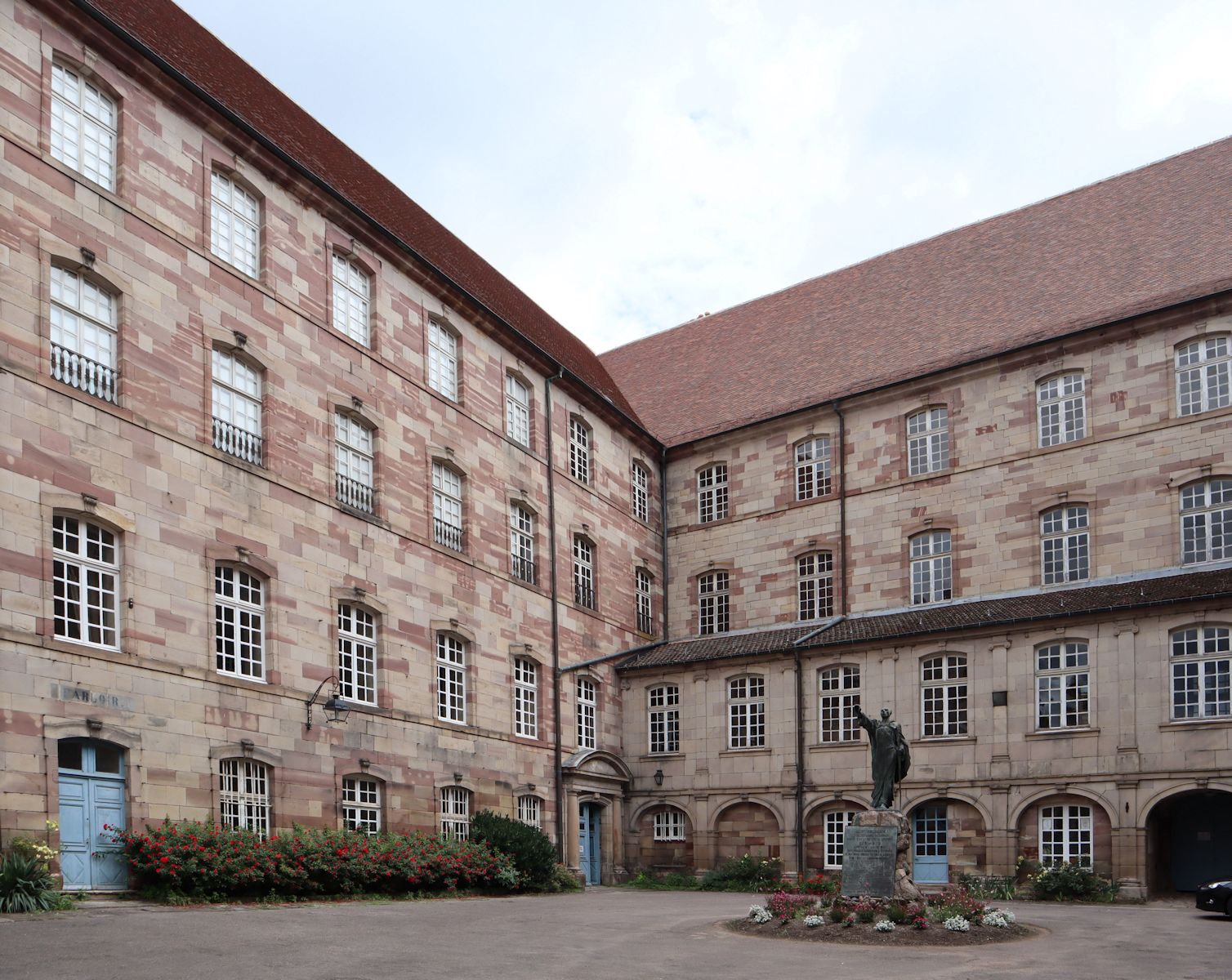 ehemaliges Kloster Luxeuil mit einer Statue von Kolumban