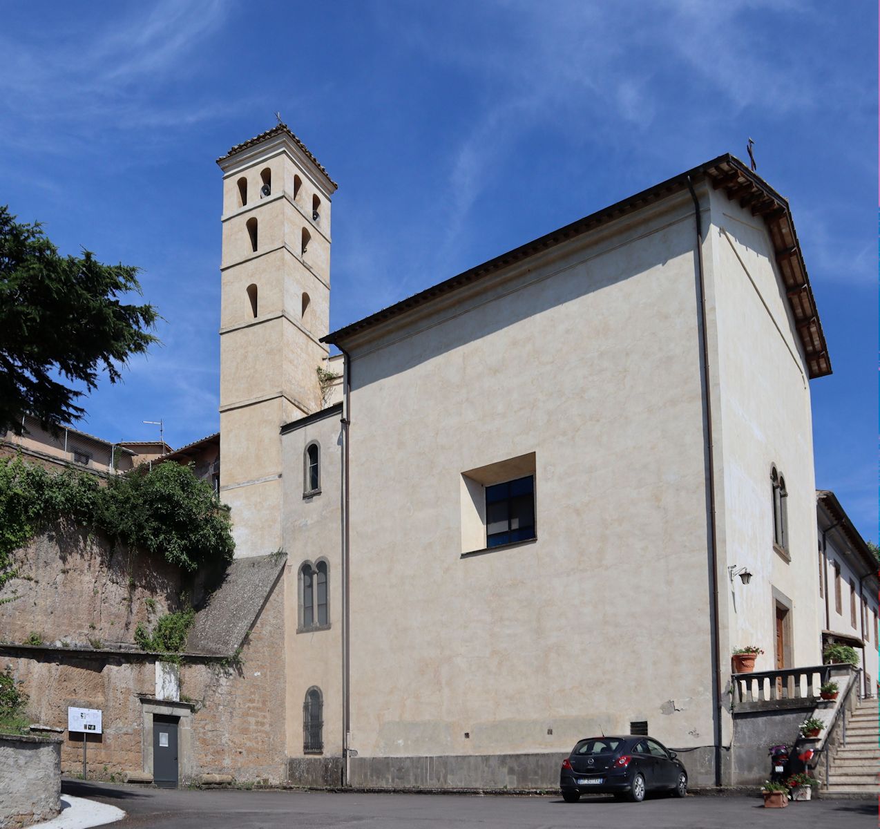 Katakomben (Eingang Tür links) und Kloster nahe des heutigen Soriano nel Cimino