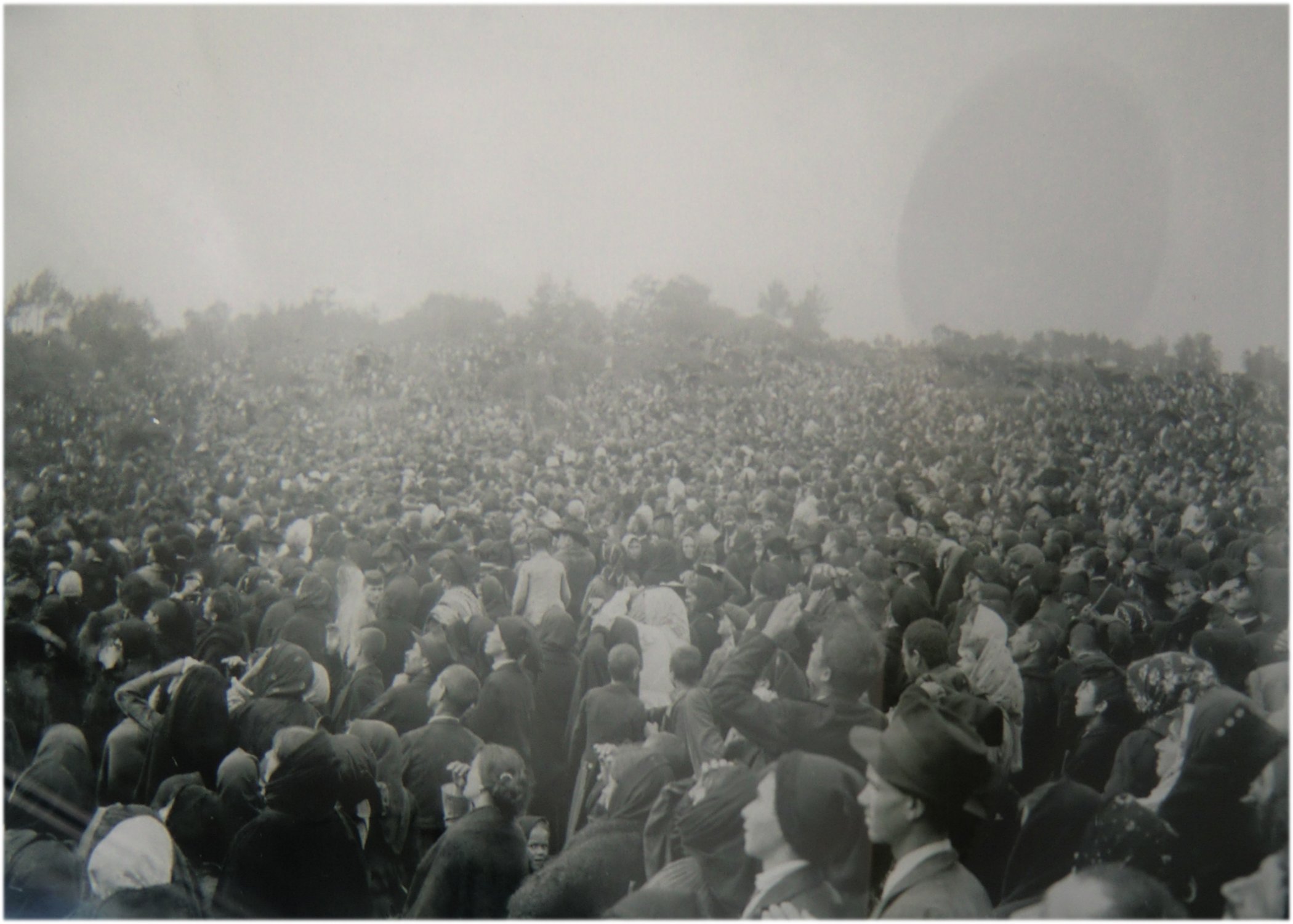 Die Menschenmenge beim Sonnenwunder, Foto im Informationszentrum des Santuarios