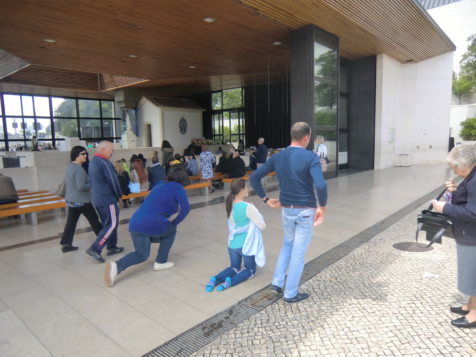 Um sich sühnend oder büßend, fürbittend oder mitleidend auf Knien zu bewegen, sind alle Pilgerwege in Fátima auch mit glatten Marmorplatten ausgelegt