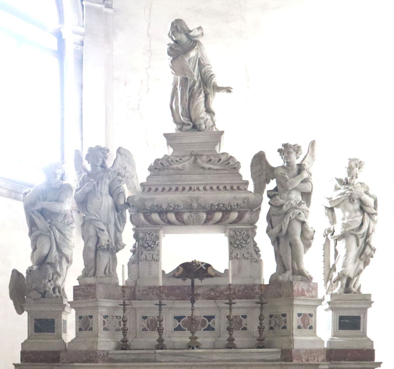 Arnolds Gebeine in der ihm geweihten Kapelle in der Basilika Santa Giustina in Padua