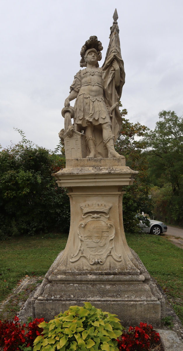 Denkmal vor der Burg Gars am Kamp