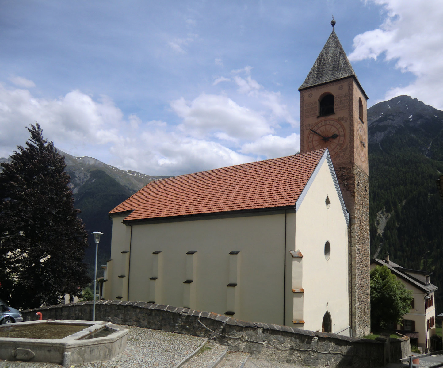 Die früher Petrus, heute Florinus geweihte Kirche in Ramosch