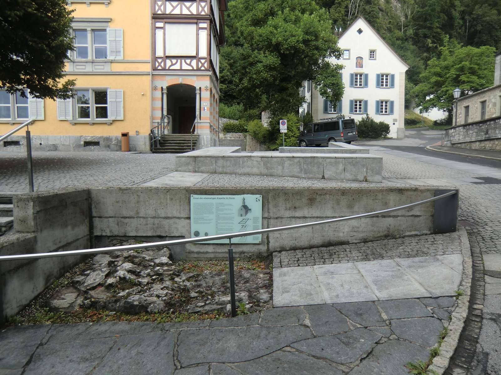 Reste der 1873 abgerissenen Florinuskapelle aus dem 12. Jahrhundert, erbaut über einer ersten Kapelle aus dem 10. Jahrhundert, neben der heutigen Kathedrale in Vaduz