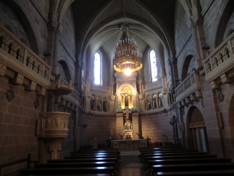 Innenraum der Kirche an der Burg Javier