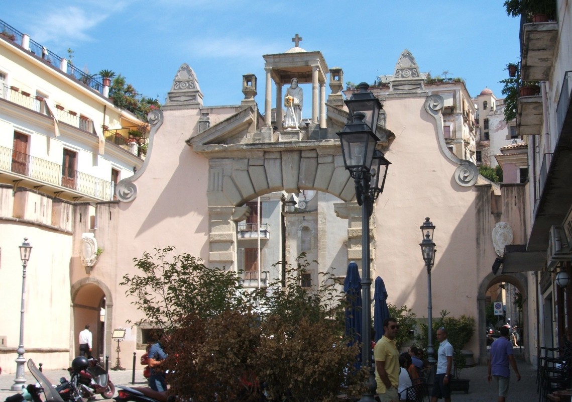 Stadttor in Paola, gekrönt von der Statue von Franz