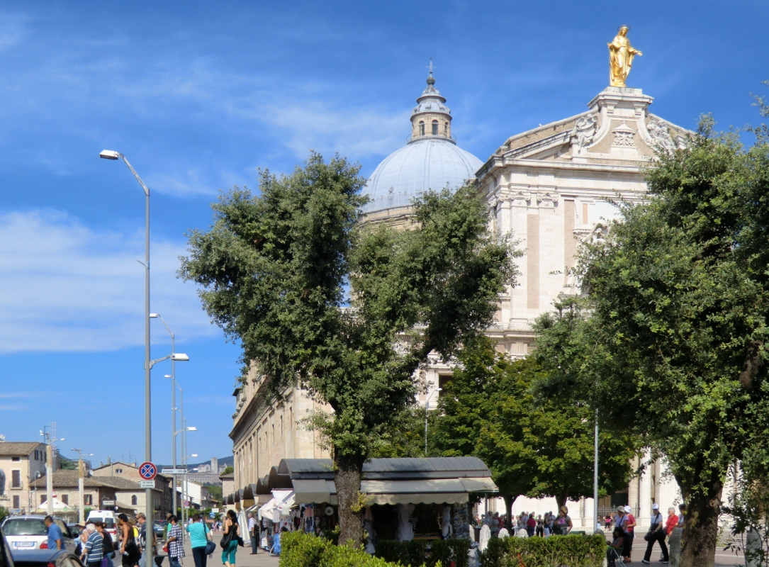 Basilika Santa Maria degli Angeli, im Hintergrund die Basilika di San Francesco in Assisi