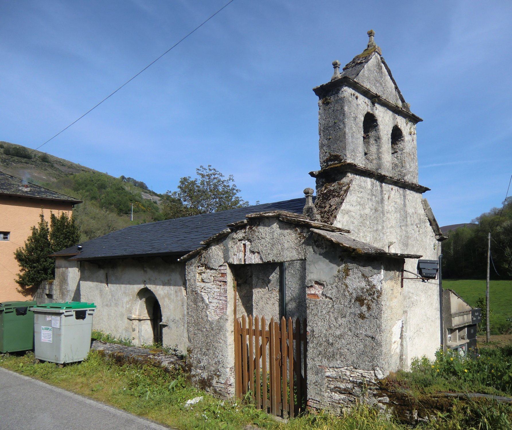 Kapelle im Örtchen Ruitelan am Weg der damals ganz neuen Wallfahrt nach Santiago de Compostela, wo Froilan als Einsiedler lebte