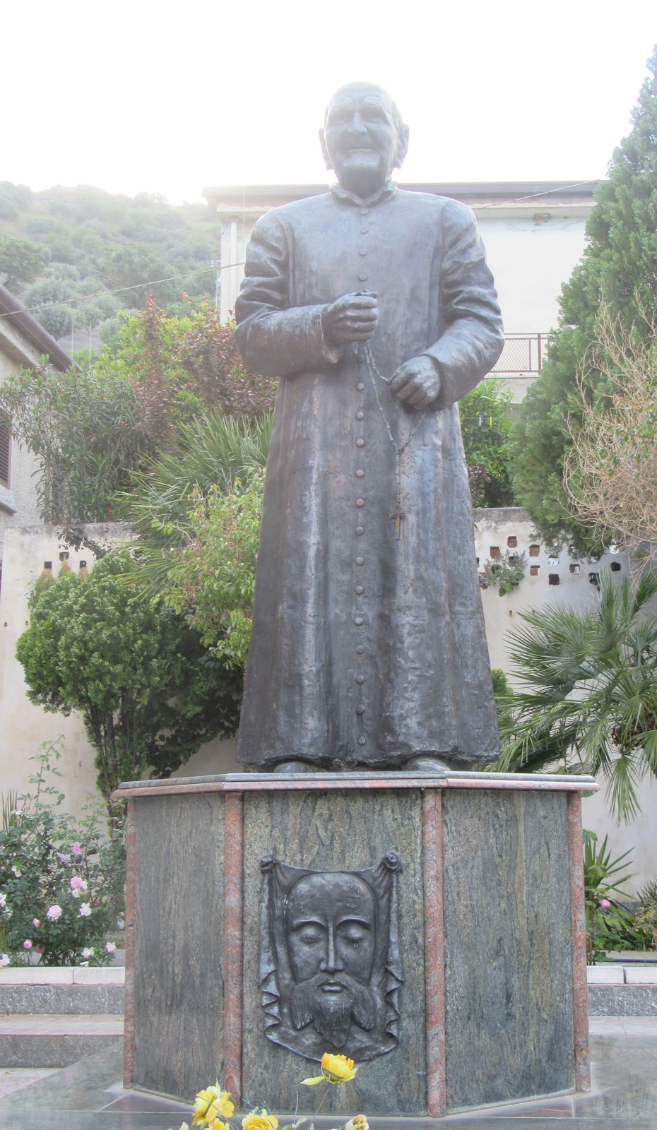 Denkmal, 1998, an der Kirche in Chorio