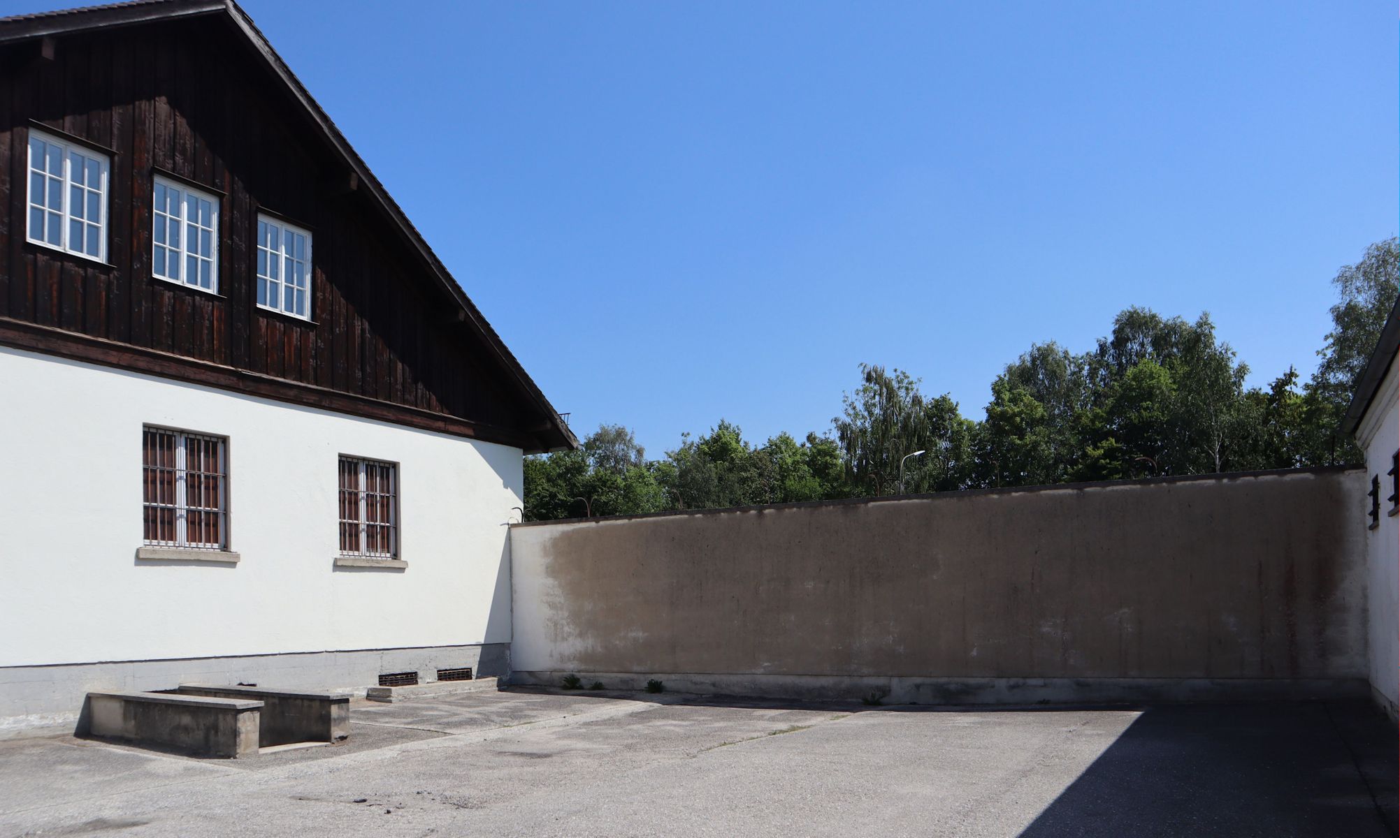 „Jourhaus”, Mauer, an der die Erschießunskommandos ihr Werk vollbrachten, im Konzentrationslager Dachau