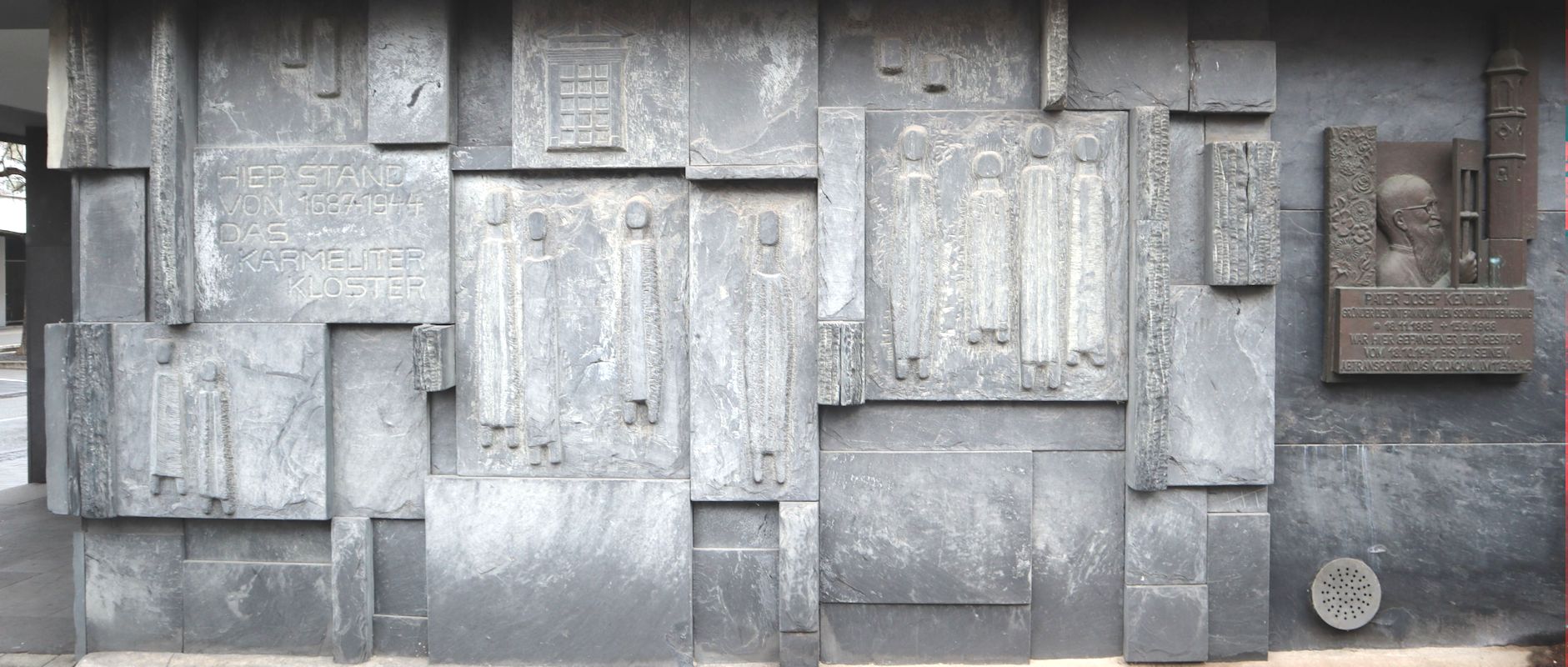 Gedenkrelief am ehemaligen Gefängnis in Koblenz, zuvor Kapuzinerkloster, heute ein Amt der Bundeswehr