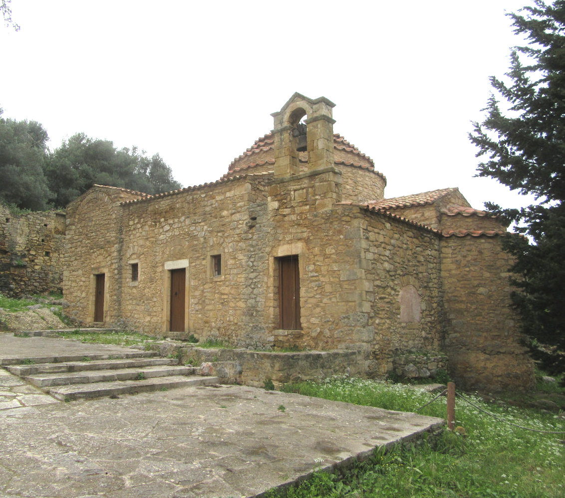 Kirche bei Episkopí mit Fresken aus dem 7. Jahrhundert, Amssitz des Bischofs von Kissamos in der zweiten byzantinischen Epoche - sie währte von 961 bis 1204 - und während der osmanischen Herrschaft - sie währte von 1669 bis 1898. An ihr ist das Fragment einer alten Gedenktafel für Melchisedek angebracht.