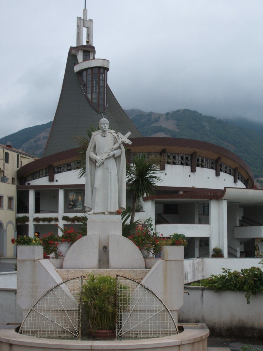 Statue vor dem Santuario Gerardo in Materdomini