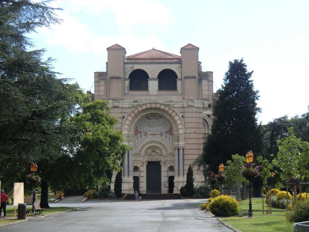 Sanktuarium gegenüber der Kirche von Pibrac am Ende der um 1935 angelegten Esplanade