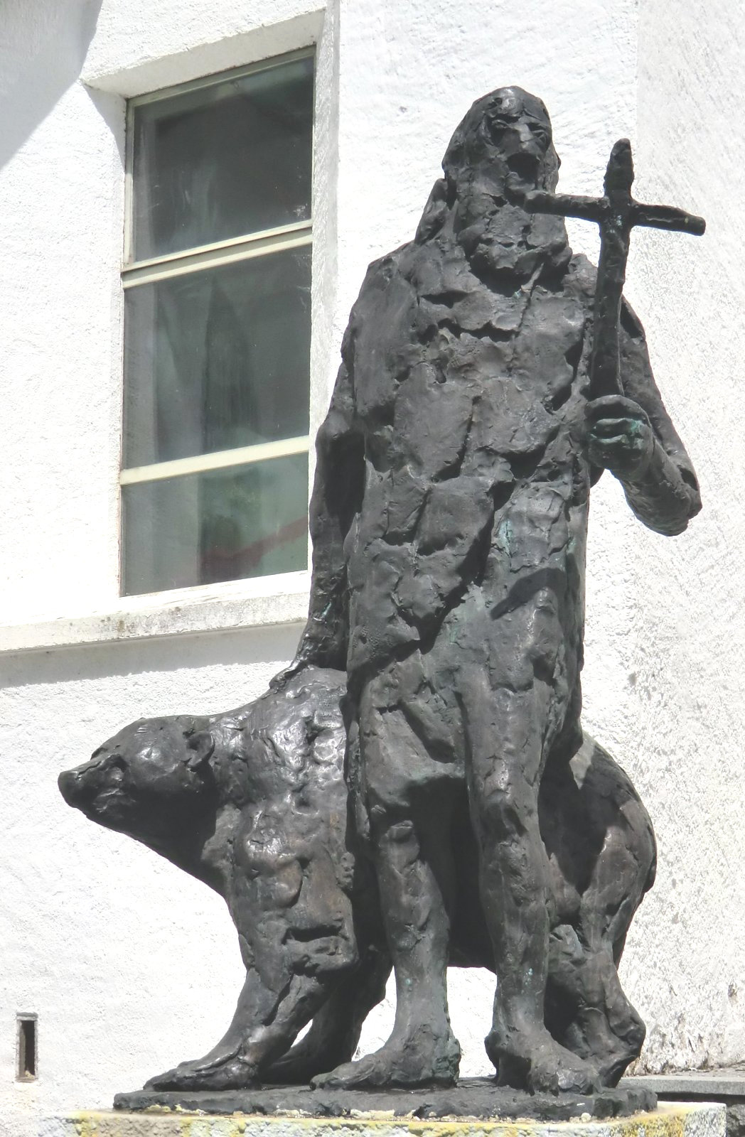 Statue vor der Grabstätte in St. Gerold