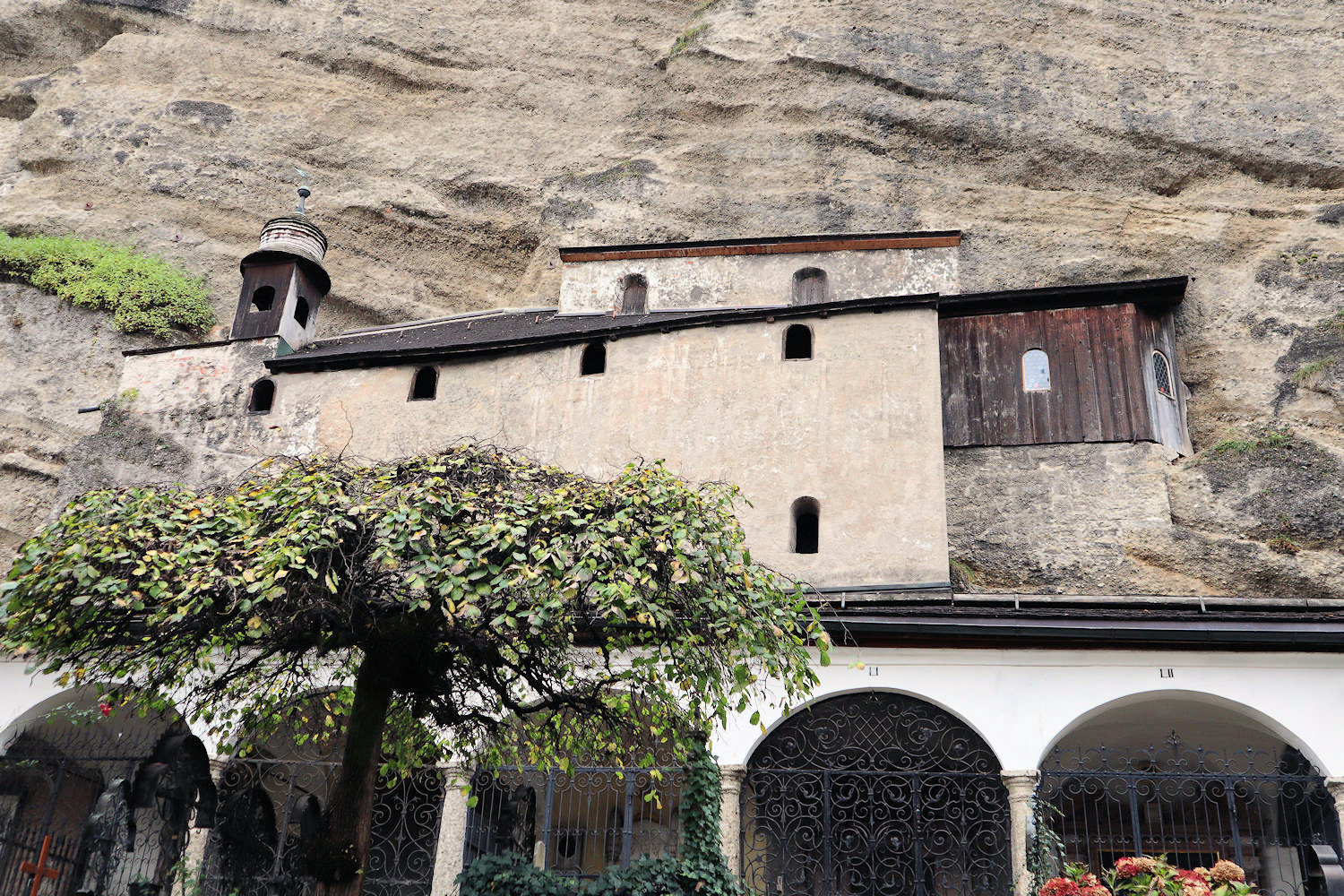 Gertraudenkapelle an der Felswand über den Katakomben in Salzburg