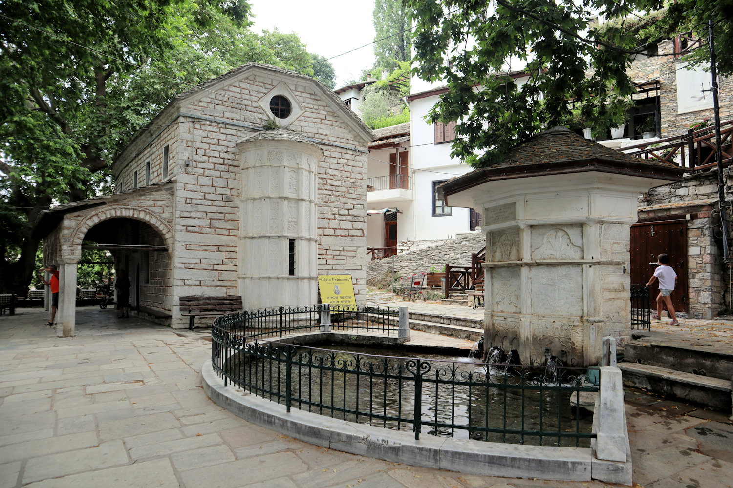 Dorfplatz mit der Johannes dem Vorläufer geweihten Kirche im Bergdorf Makrinitsa