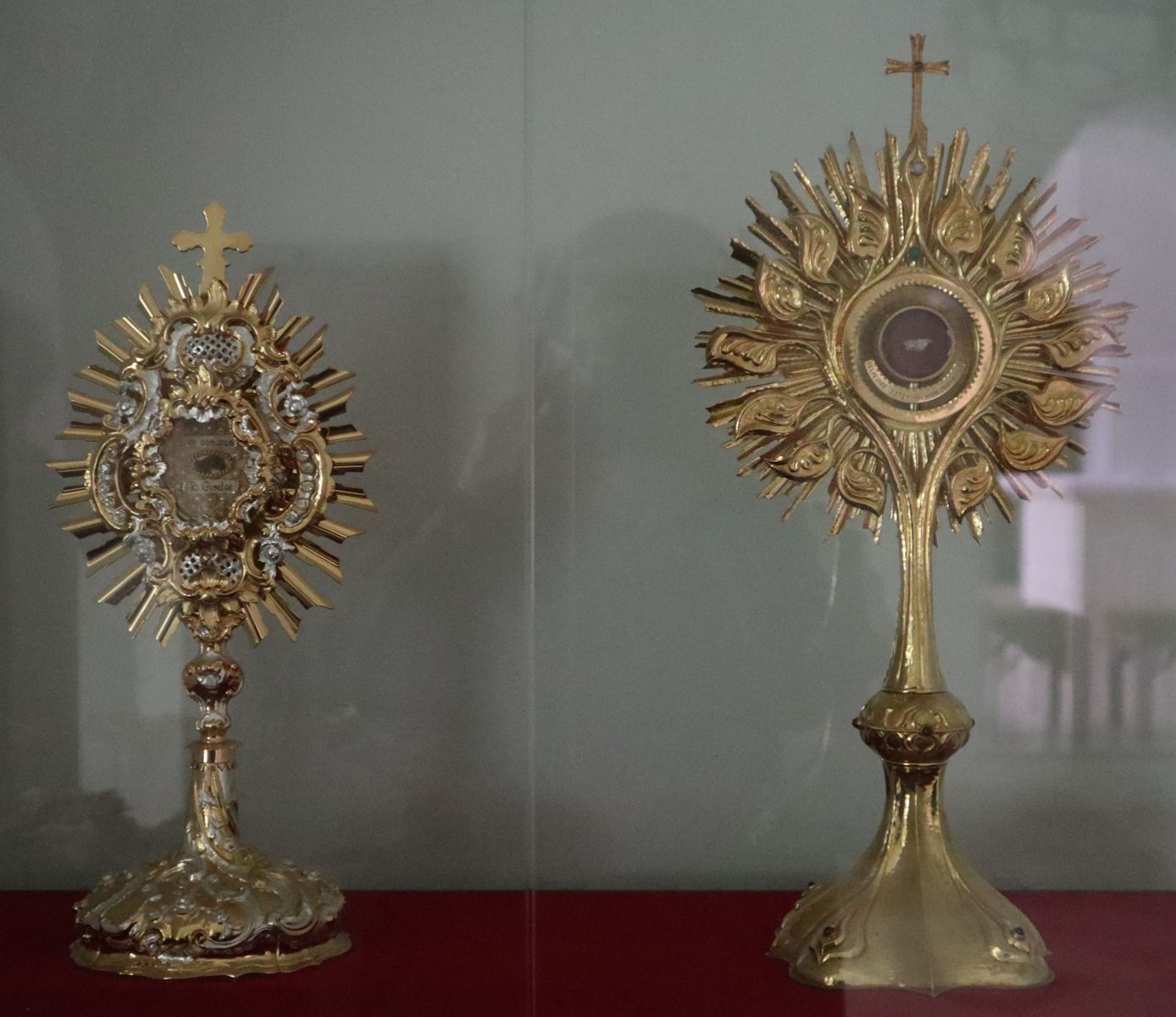 Reliquien</a> von Gisela (links) und Stephan I. von Ungarn in der Klosterkirche Niedernburg in Passau