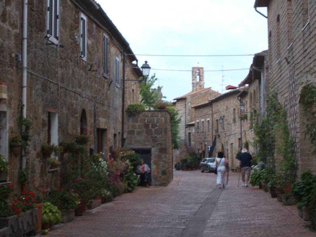 Straße mit Ildebrandos Geburtshaus in Sovana