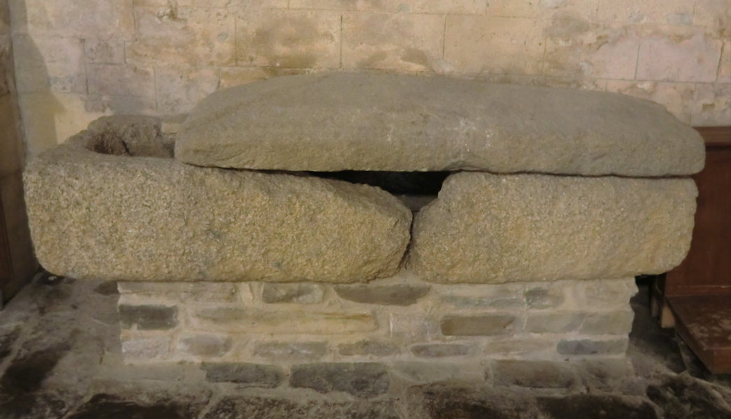 Gundisalvus' erster Sarkopag in der Kirche San Martiño de Mondoñedo