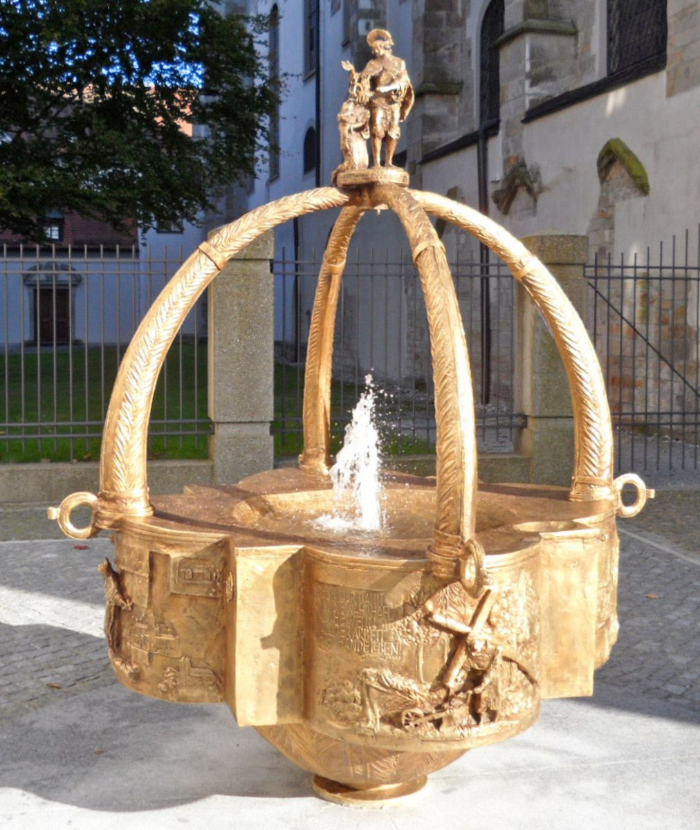 Joseph Michael Neustifter: Gunther-Brunnen, 2010, neben der Kirche der ehemaligen Abtei Niederaltaich