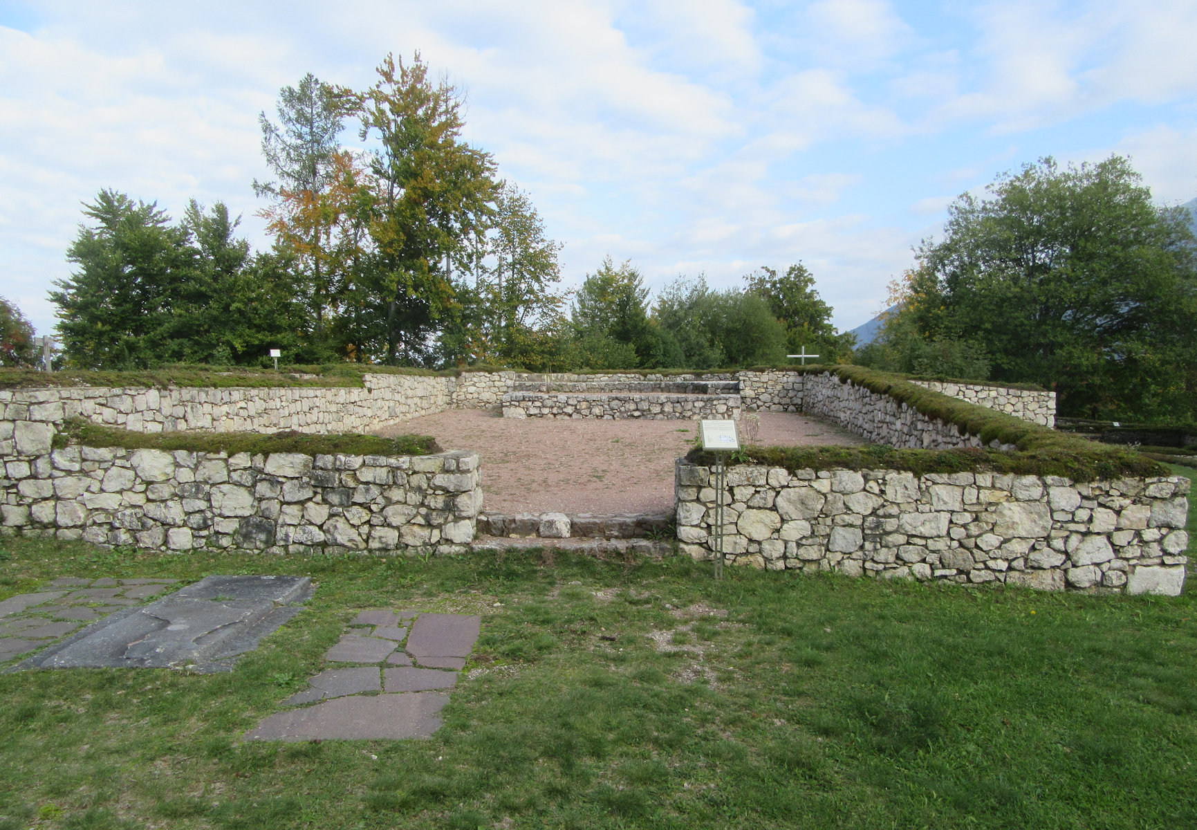 Reste der ersten Kirche