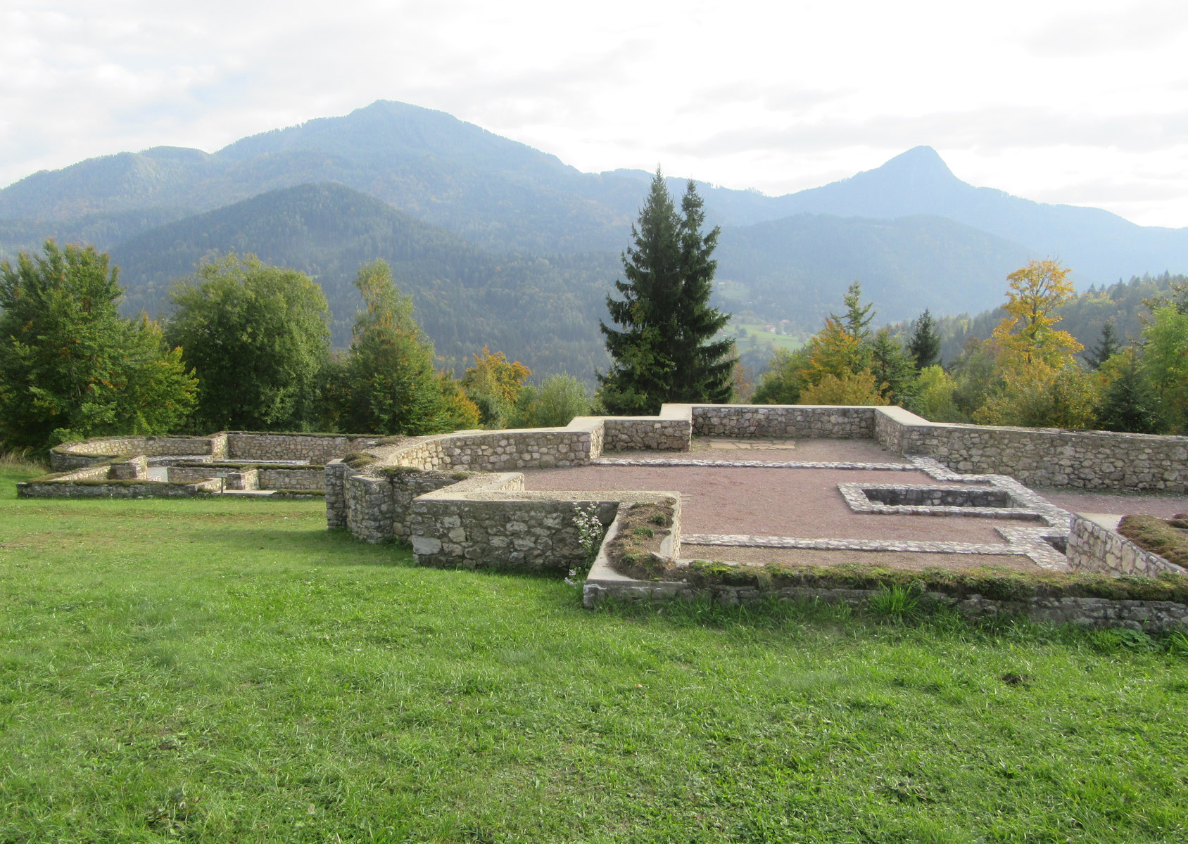 Reste der beiden westlichen Kirchen