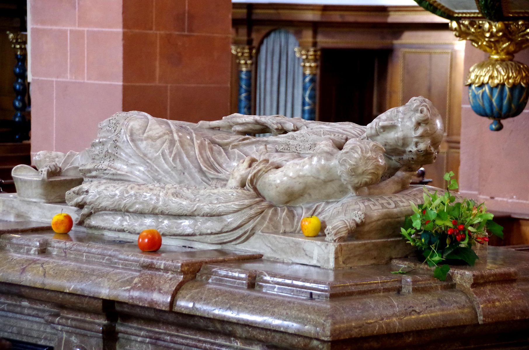 Hermann Josephs Sarkophag, 1701, mit Liegefigur von 1732, in der Basilika des Klosters Steinfeld