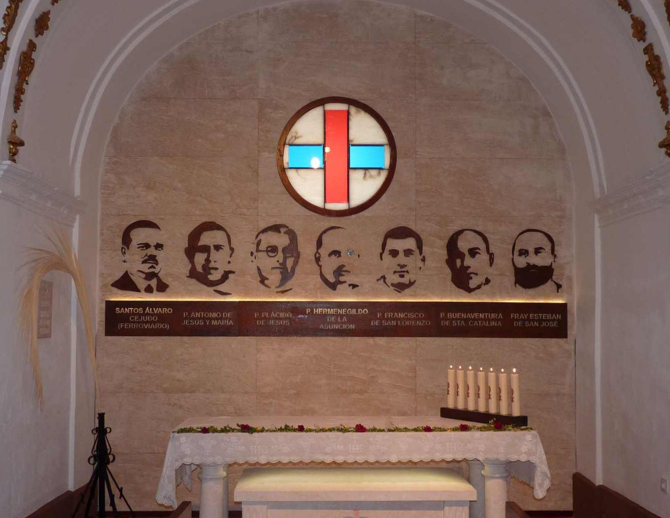 Kapelle in der Kirche der Trinitarier in Alcázar de San Juan, zusammen mit dem von == Santos Álvaro Cejudo (ganz links)