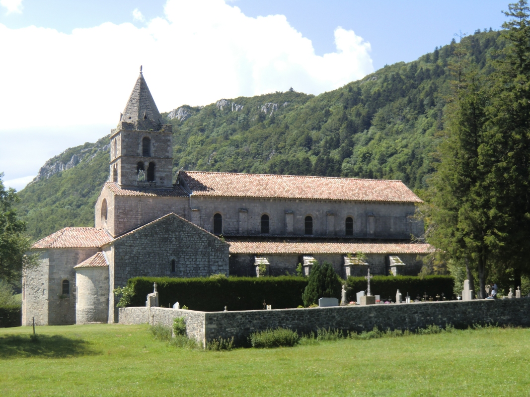 Kirche und Konventsgebäude des ehemaligen Zisterzienserklosters Valcroissant bei Die