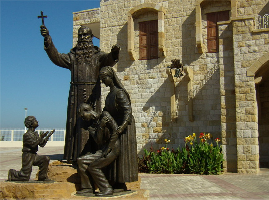 Denkmal vor der Kirche „Unsere Liebe Frau von Meer„