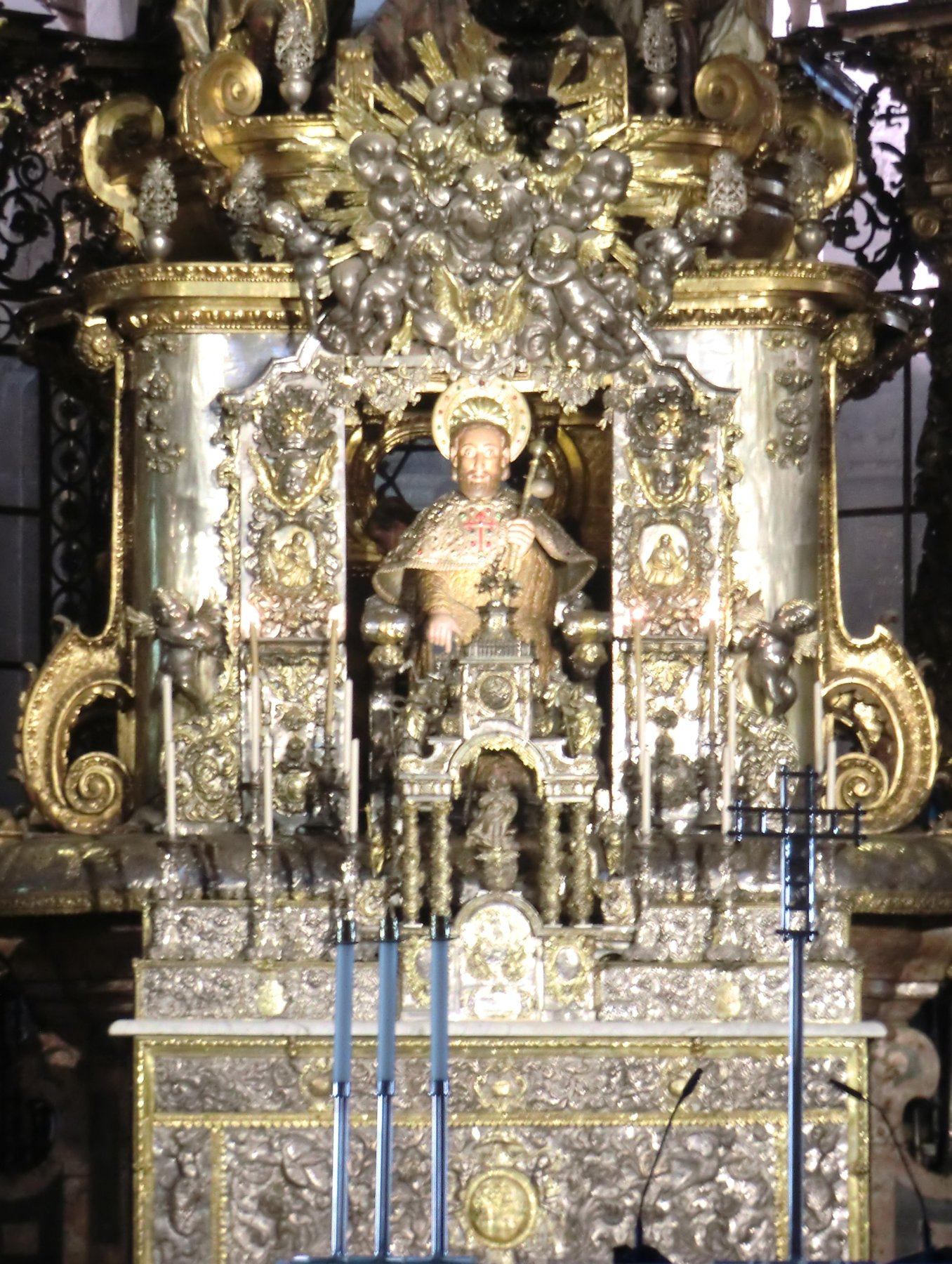 Hochaltar mit Jakobus-Statue (Detail), in der Kathedrale in Santiago de Compostela