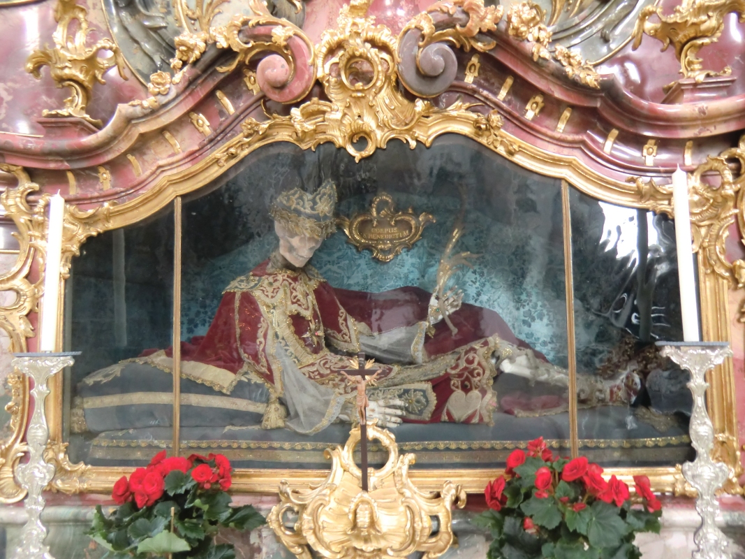 Benedikts Reliquien in der Klosterkirche in Ottobeuren