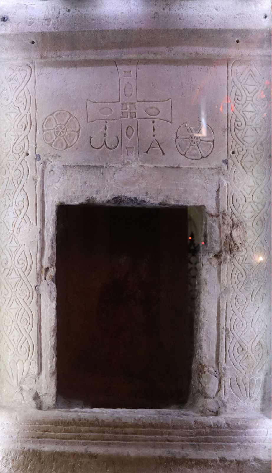 der Stein, auf dem Januarius der Überlieferung zufolge enthauptet wurde, in der Kirche San Gennaro in Pozzuoli