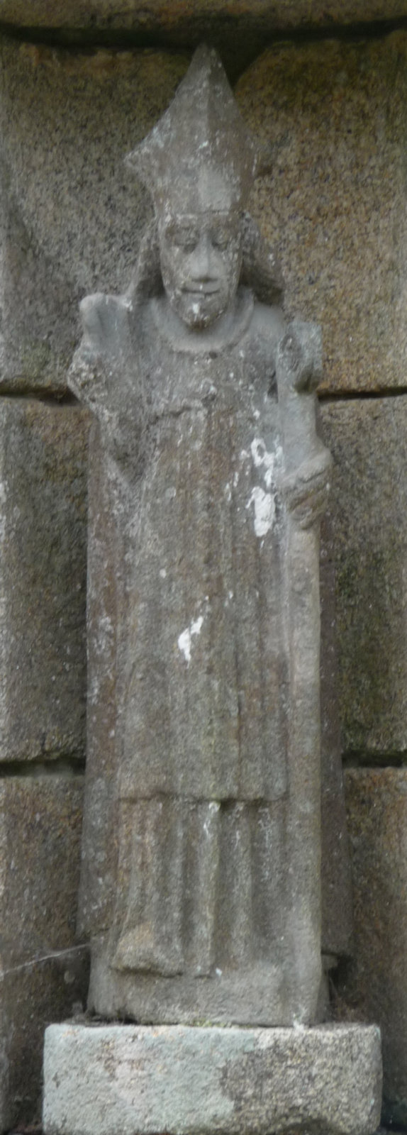 Statue an der Quelle bei der Kapelle Saint-Jaoua in Plouvien