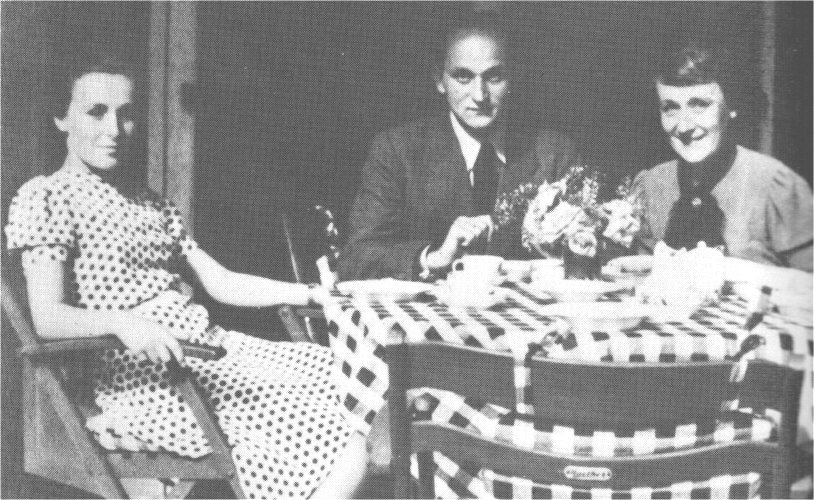 Tochter Reni, Jochen und Frau Hanni auf der Terrasse ihres Hauses in Berlin-Nikolassee, in das sie im Mai 1939 eingezogen waren