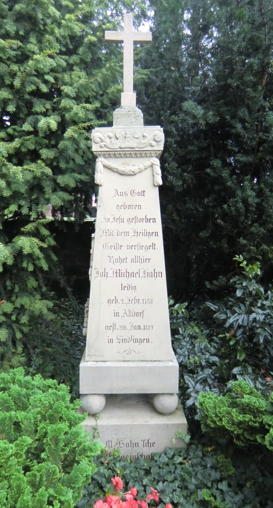 Grabmal von Johann Michael Hahn auf dem Friedhof in Sindlingen.<br>Inschrift: „Aus Gott - geboren - In Jesu gestorben - Mit dem Heiligen - Geiste versiegelt - Ruhet allhier - Joh. Michael Hahn - ledig”.<br>An der rechten Seite: „Hier liegt sie meine Wanderhütte/nun habe ich ein himmlisch Haus./Nun bin ich fort aus eurer Mitte,/denn jetzt ist meine Wallfahrt aus./Im Grabe kann ich nicht verderben,/das Leben fand ich ja im Sterben./Im Geist-Leib werd ich auferstehn/ich werde meinem Jesum gleichen,/von dem ich hier nicht wollte weichen./Das sollet ihr dereinsten sehn.”