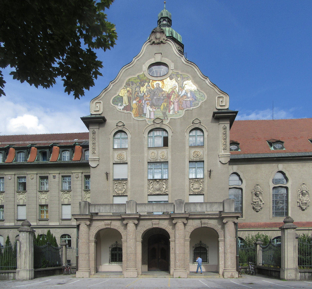 Das 1911 erbaute und 2013 wieder an seinen Ursprungsort zurück velegte Studienhaus Canisianum in Innsbruck