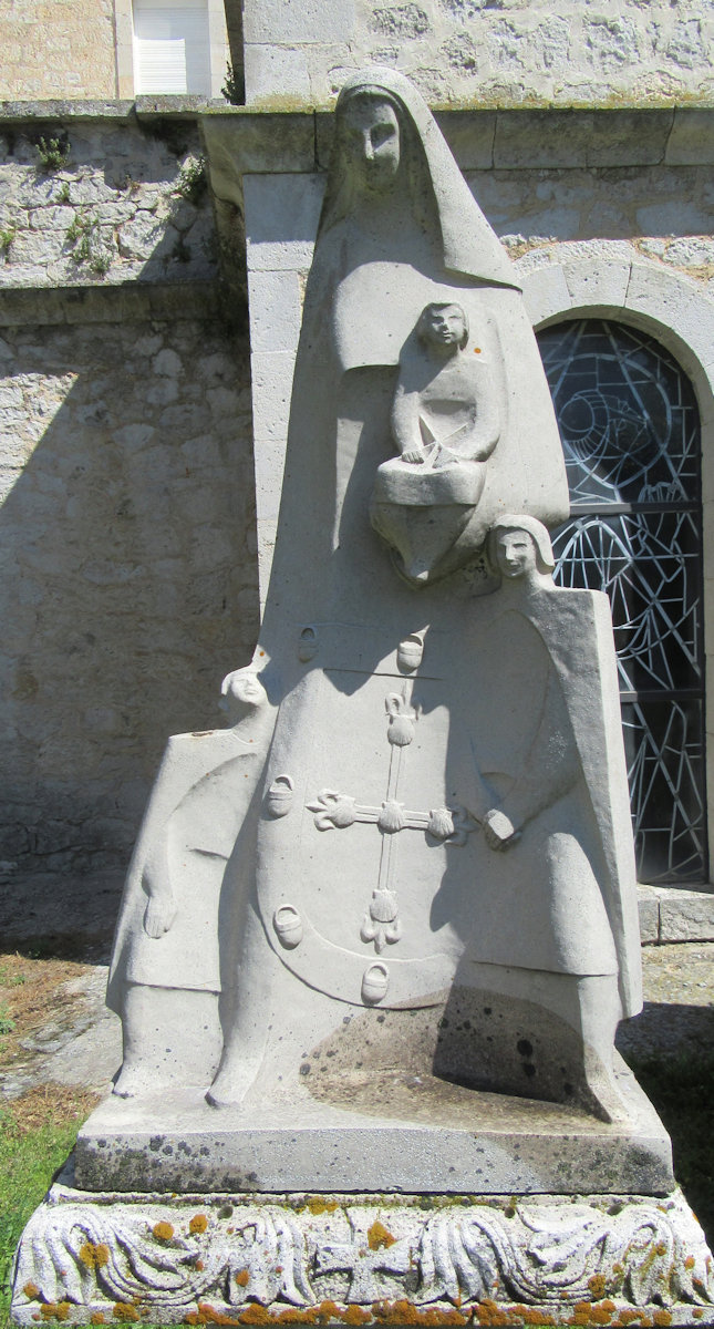 Statue: Johanna mit Dominikus und Mannes de Guzmán, im Garten des Einkehrhauses der Dominikaner in Caleruega