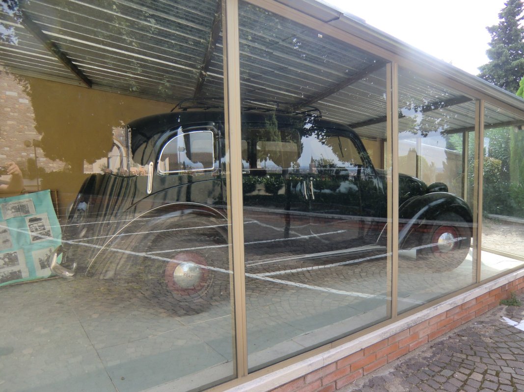 Johannes' Auto, ein FIAT 508L1100, restauriert 1973 und nun ausgestellt neben Kirche der Poveri Servi della Divina Providenza in Verona