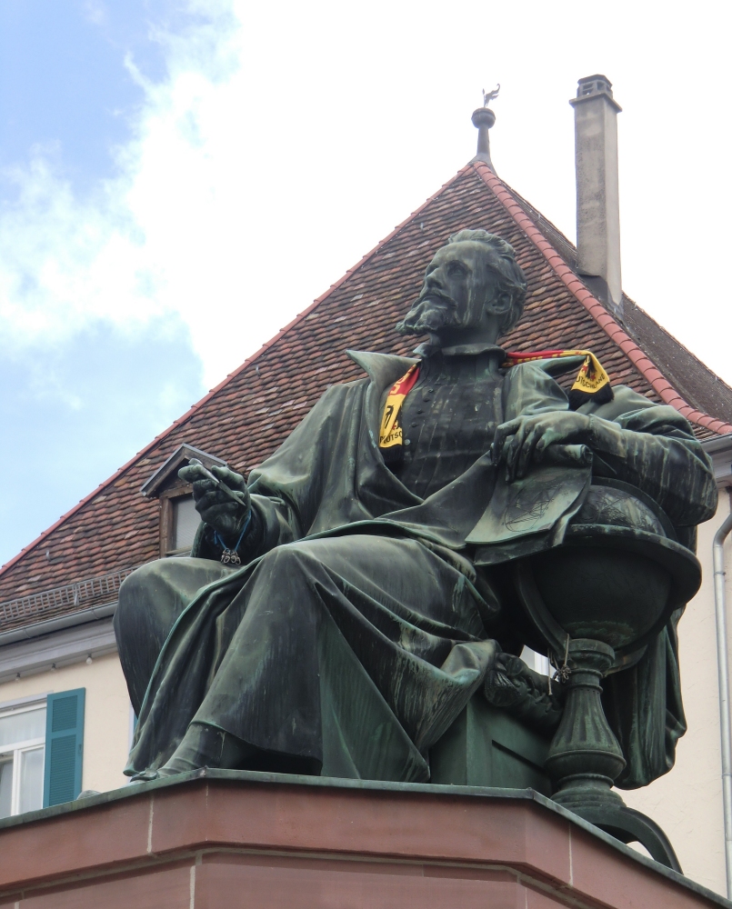 Denkmal auf dem Marktplatz neben Keplers Geburtshaus in Weil der Stadt, heute Museum