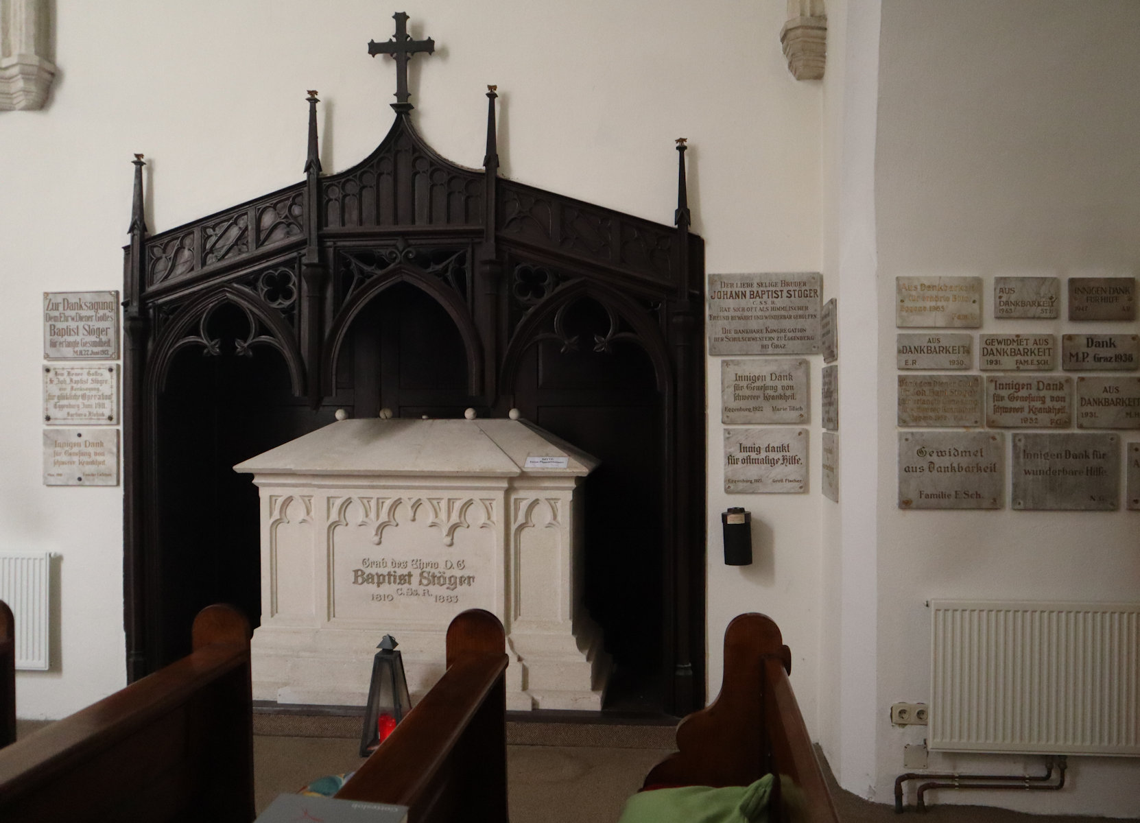 Stögers Sarg und Votivtafeln in der Klosterkirche in Eggenburg