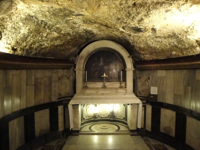 Die Stelle, an der Johannes - angeblich - geboren wurde, in der ihm geweihten Geburtskirche in Ein Kerem bei Jerusalem