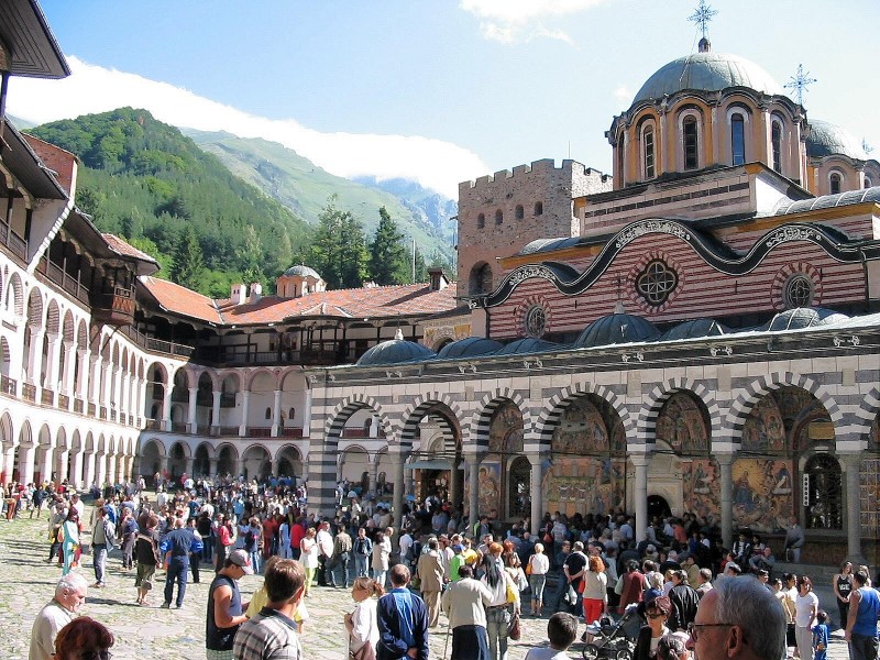 Das von Johannes gegründete Kloster Rila; durch ein Feuer total zerstört, wurde es wieder aufgebaut und ist das bedeutendste Denkmal der bulgarischen Architektur des 19. Jahrhunderts, 1983 zum UNESCO-Weltkulturerbe erklärt