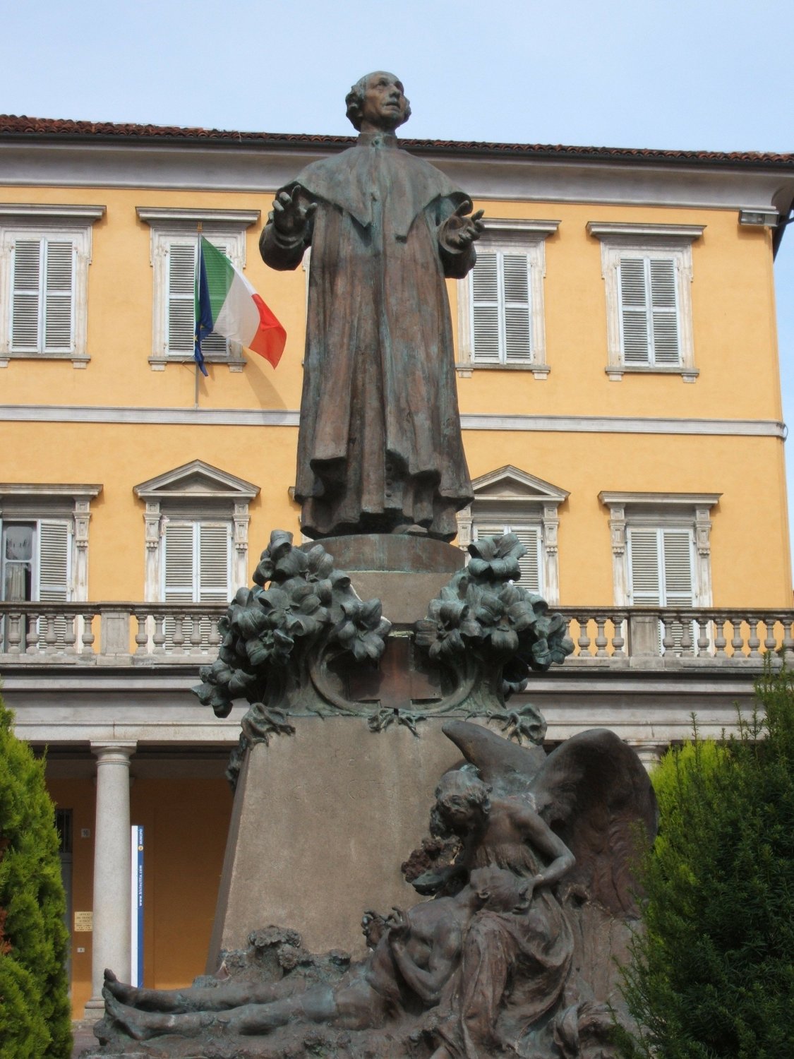 Denkmal vor dem Rathaus von Cottolengos Heimatstadt Bra