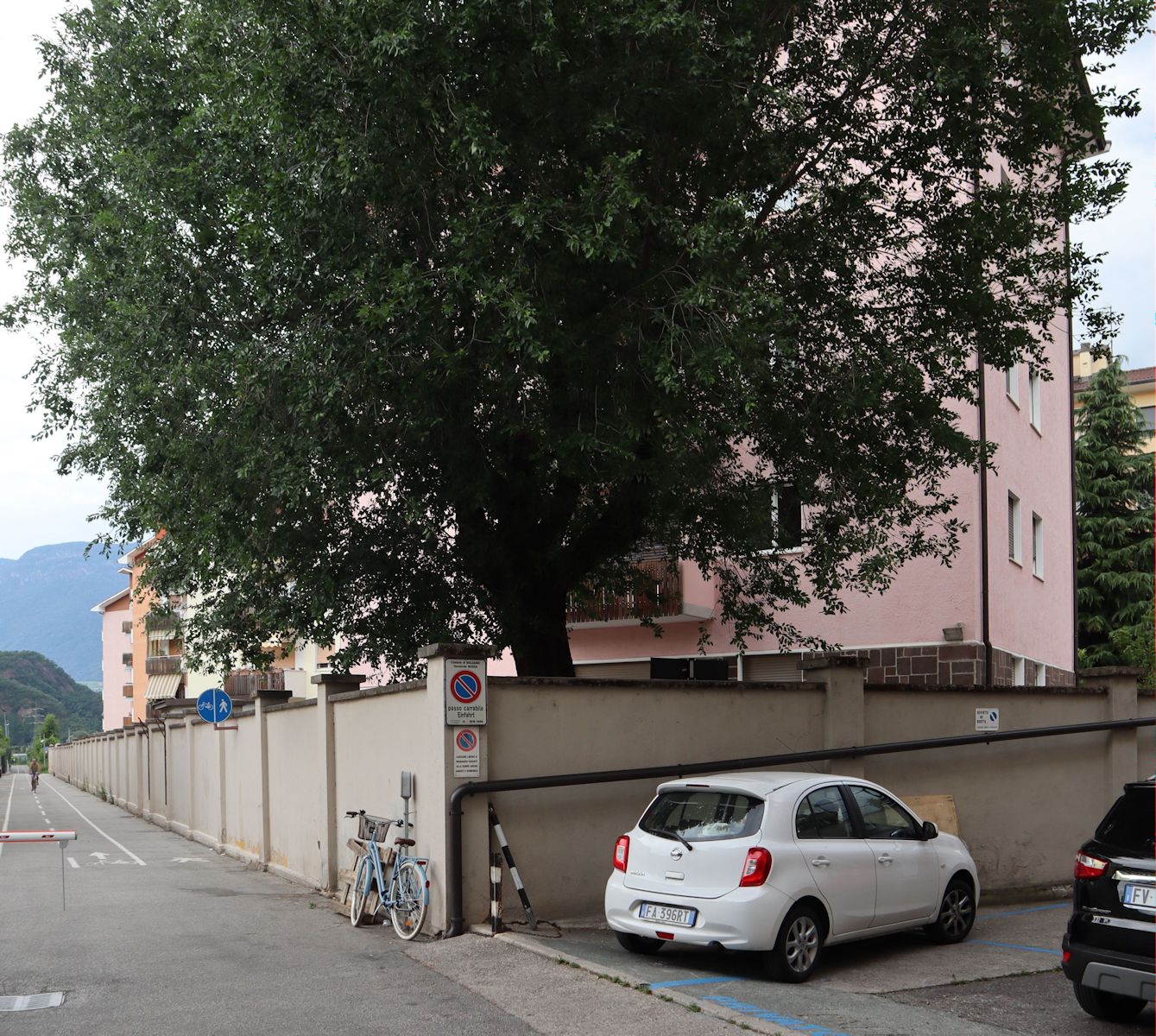 Die Mauer des ehemaligen Lagers Gries ist erhalten, renoviert und seit 2001 unter Denkmalschutz, am Eingang ist eine kleine Gedenkstätte