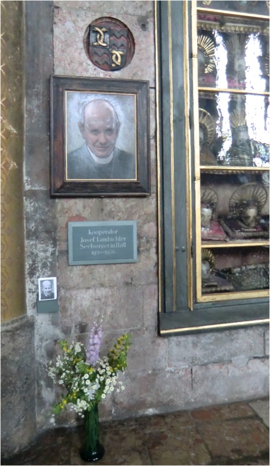 Josef Lambichlers Grab in der Waldaufkapelle in der Stadtpfarrkirche St. Nikolaus in Hall