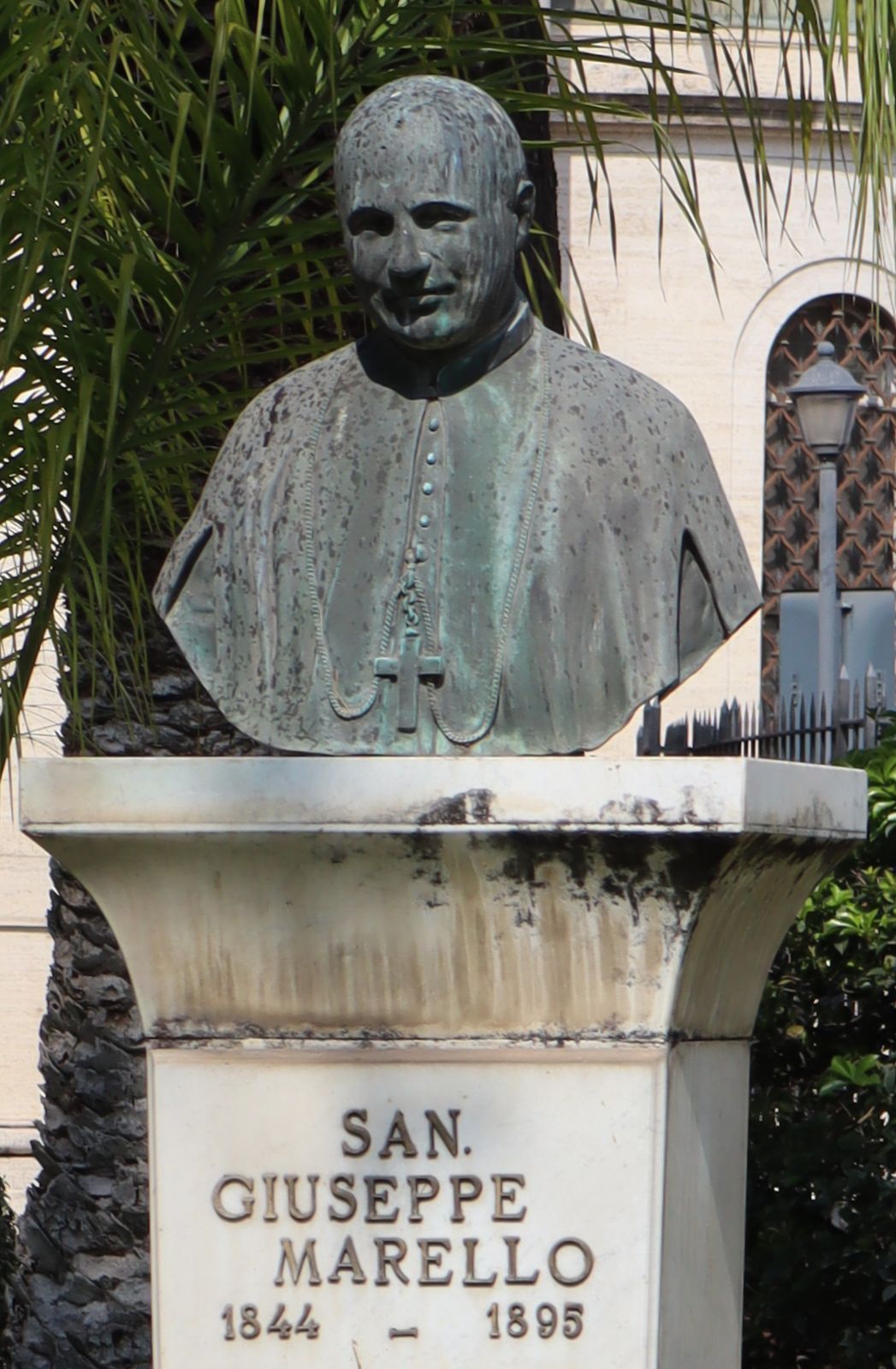 Denkmal an der Rosenkranz-Basilika in Pompei